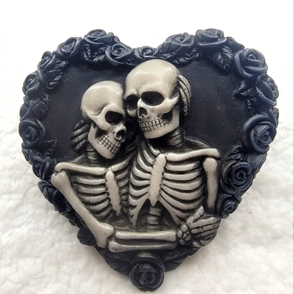 Skull & Roses Resin Trinket Box! - Picture 5 of 9
